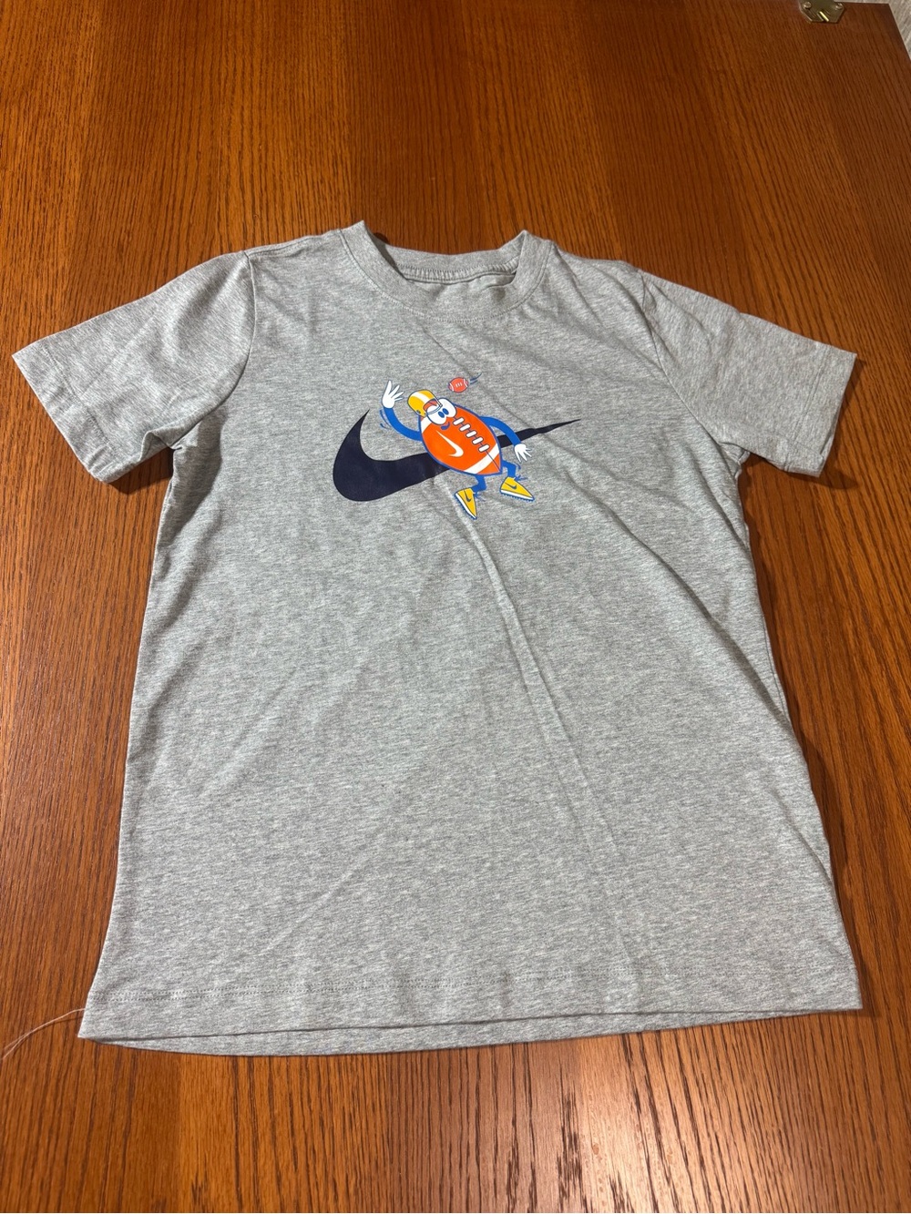 Nike Kids Football Graphic Tee Youth Large Gray Short Sleeve Shirt